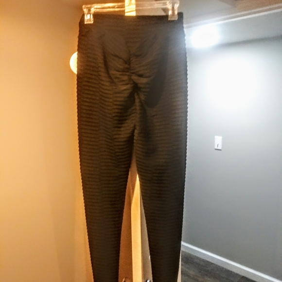 Small  Black Ribbed Leggings W Tummy Control - Picture 3 of 3